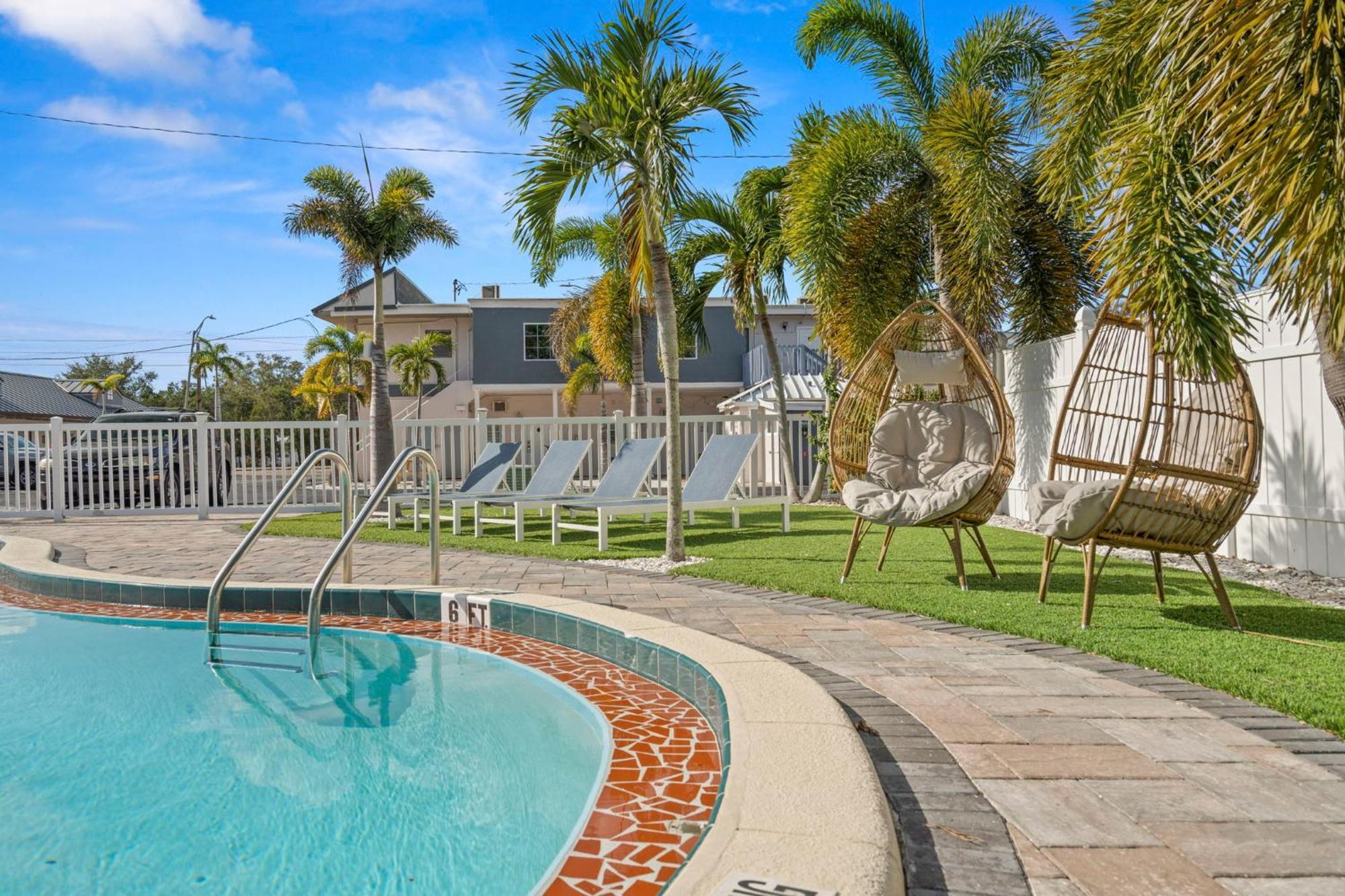1k Bed With Shared Pool 02 Clearwater